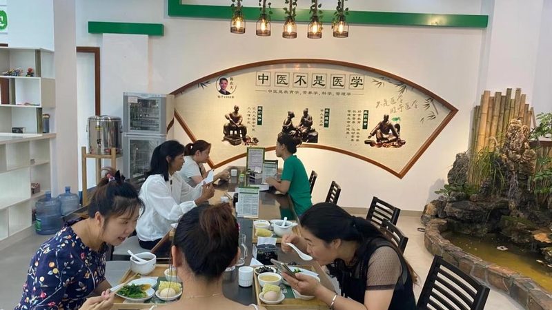 中医理疗馆的装修应注重养生氛围的营造，如：